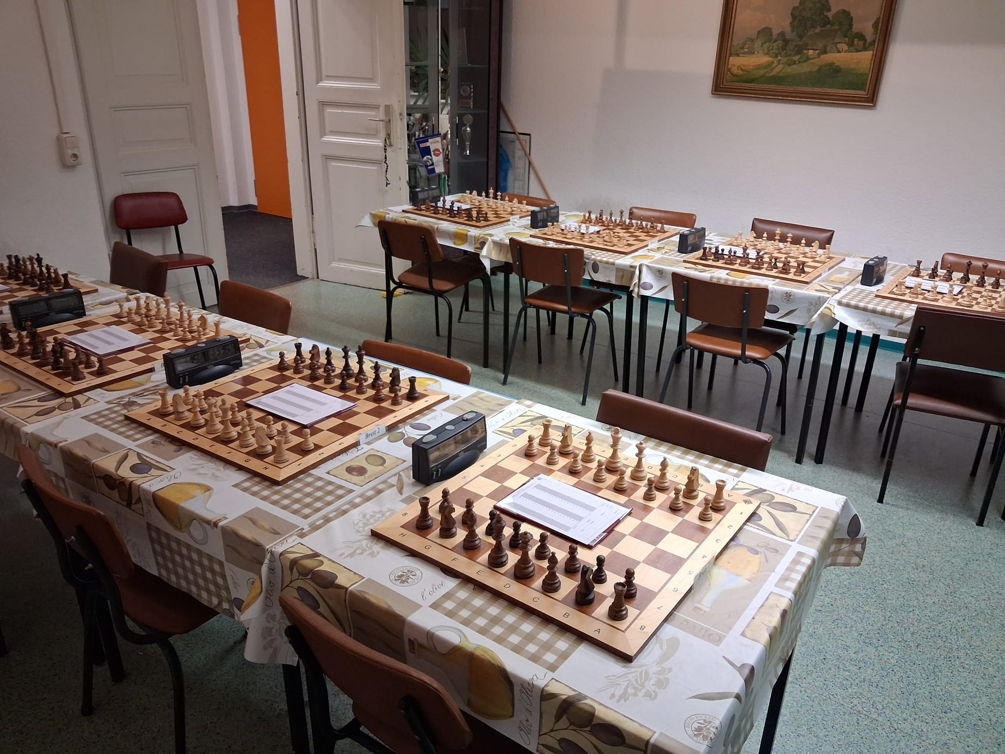 Aufgebaute Bretter im Spiellokal des SV Freital vor dem U16-Spieltag