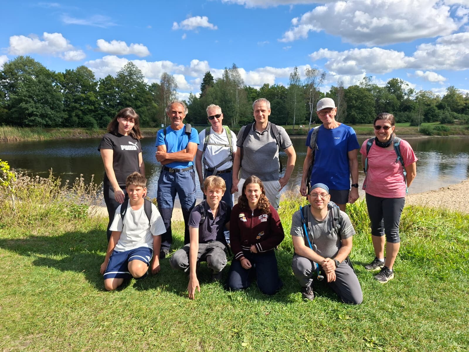 Die Wandergruppe des SV Freital bei einer Rast am Wasser in Grillenburg